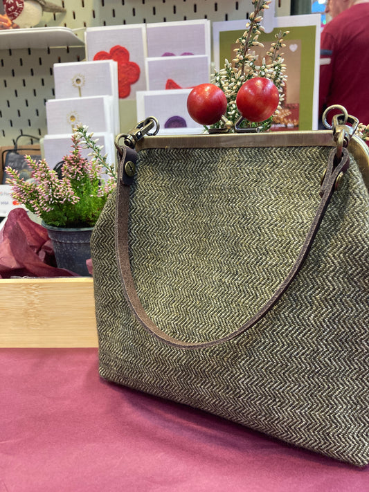 ‘Annie’ Crossbody Kiss Clasp Bag