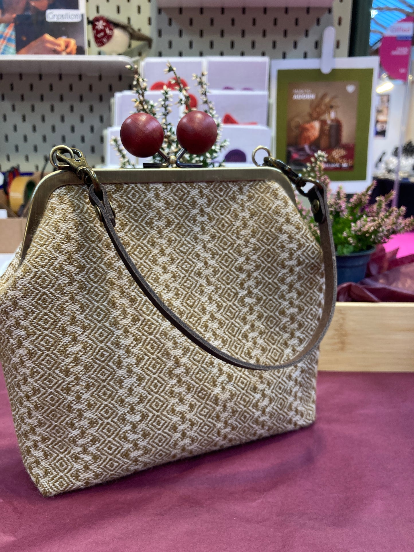 ‘Annie’ Crossbody Kiss Clasp Bag
