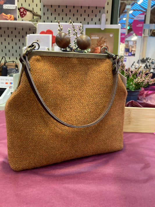 ‘Annie’ Crossbody Kiss Clasp Bag