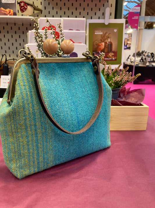 ‘Annie’ Crossbody Kiss Clasp Bag