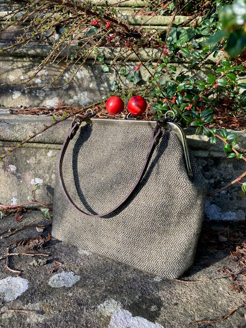 ‘Annie’ Crossbody Kiss Clasp Bag