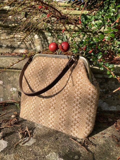 ‘Annie’ Crossbody Kiss Clasp Bag