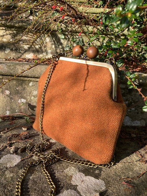‘Annie’ Crossbody Kiss Clasp Bag