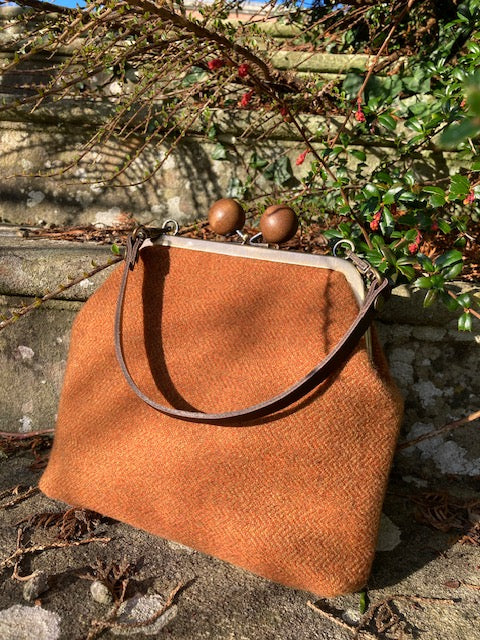‘Annie’ Crossbody Kiss Clasp Bag