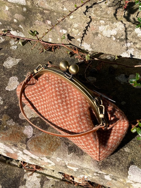 Large kiss clasp round handle bag